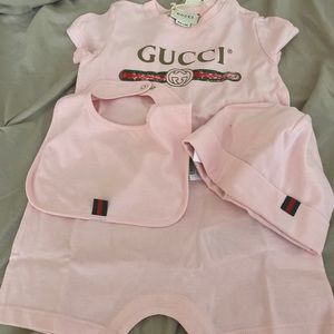 Baby GUCCI set size 12/18 months worn once.